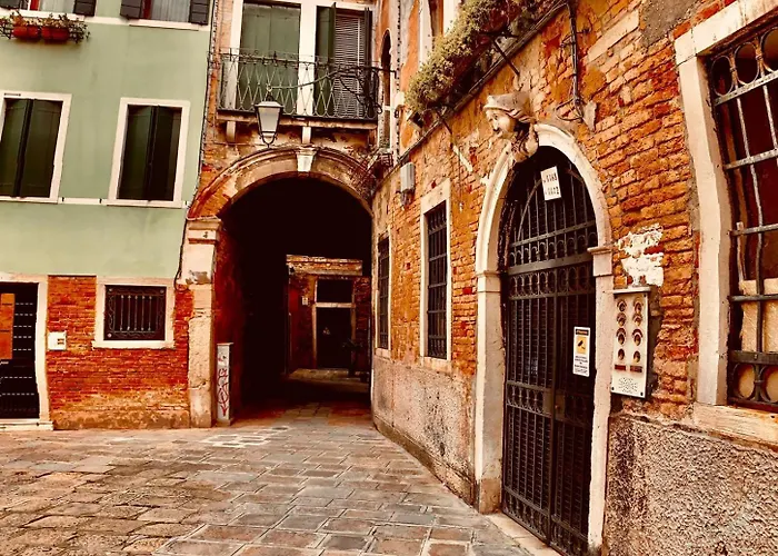The Wolf House Greysclass Venise